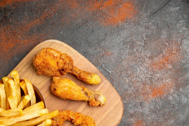 Pollo frito con patatas fritas para la celebración