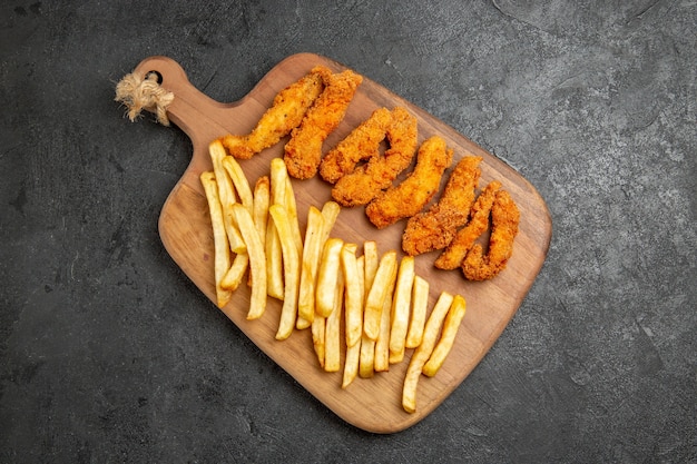 Pollo frito con patatas fritas para celebración