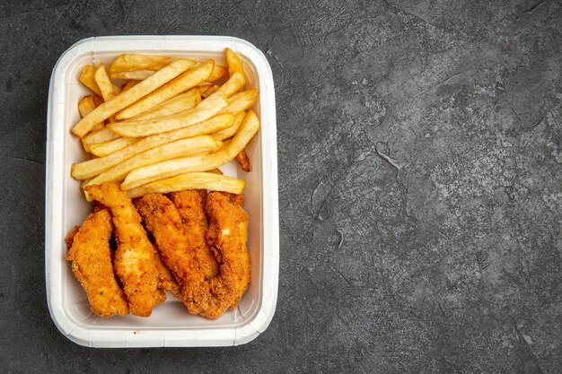 Pollo frito con patatas fritas para celebración