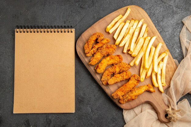 Pollo frito con patatas fritas