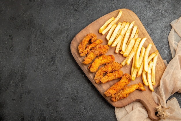 Pollo frito con patatas fritas