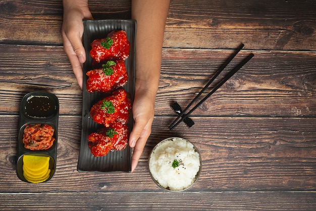 Foto gratuita pollo frito en salsa picante al estilo coreano