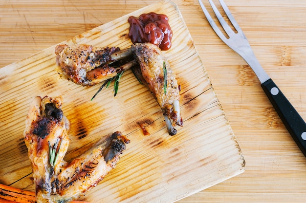 Pollo frito y salsa en la tabla de cortar