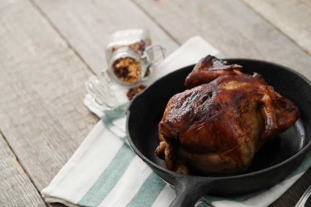 Foto gratuita pollo frito en sartén negra