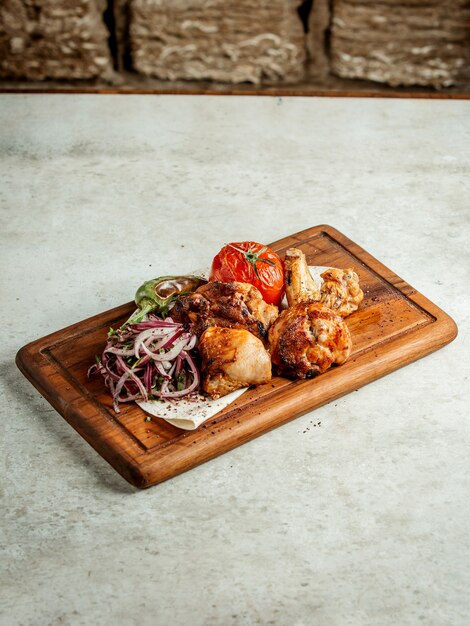 Pollo frito con tomate y cebolla en rodajas