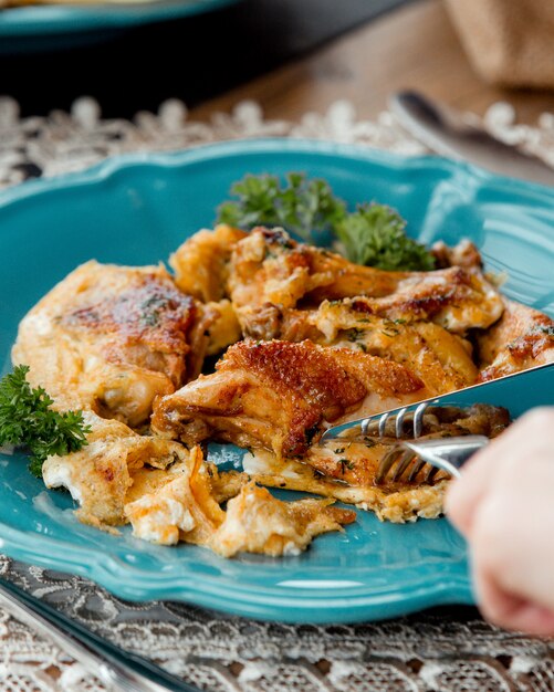 Pollo frito con verde sobre la mesa