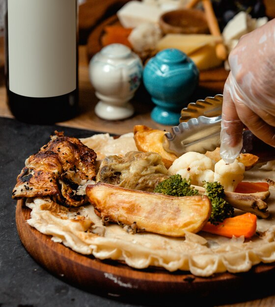 Pollo frito con verduras sobre la mesa