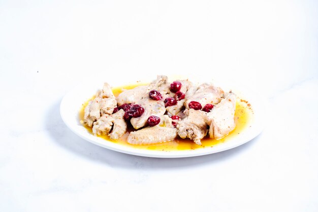 pollo hervido cubierto con cereza