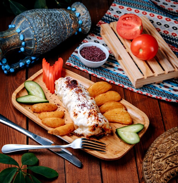 Pollo julien con papas fritas en la mesa