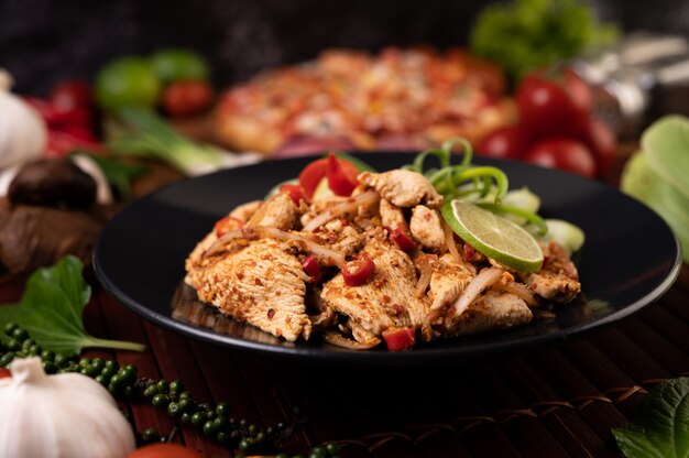 Pollo Larb al plato Con chiles secos, tomates, cebolletas y lechuga