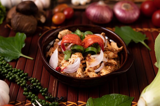 Pollo Larb al plato Con chiles secos, tomates, cebolletas y lechuga