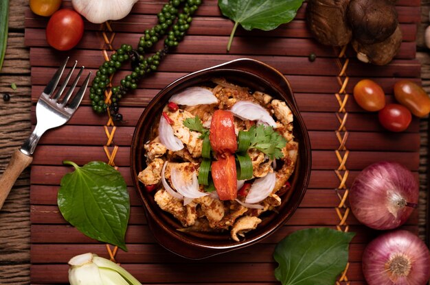 Pollo Larb al plato Con chiles secos, tomates, cebolletas y lechuga