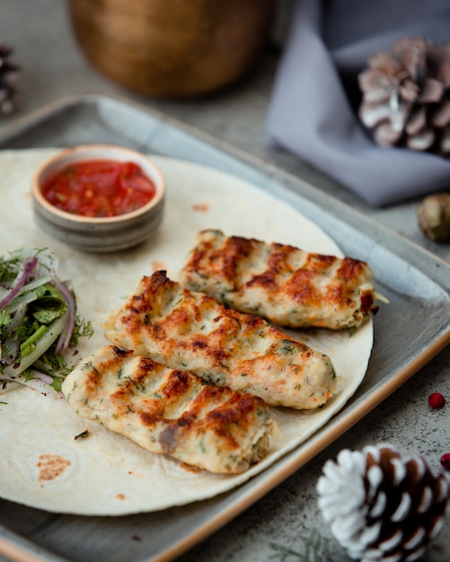 pollo lule kebab con eneldo servido con ensalada