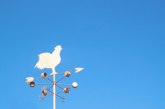 Pollo molino de viento con cielo azul