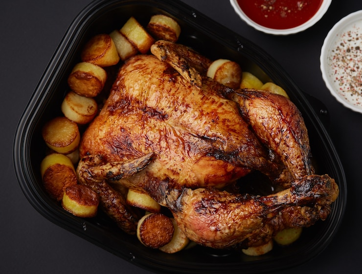 Foto gratuito pollo a la parrilla con papas fritas