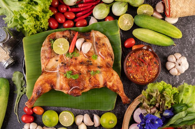 Pollo a la parrilla en un plato con arroz pegajoso.