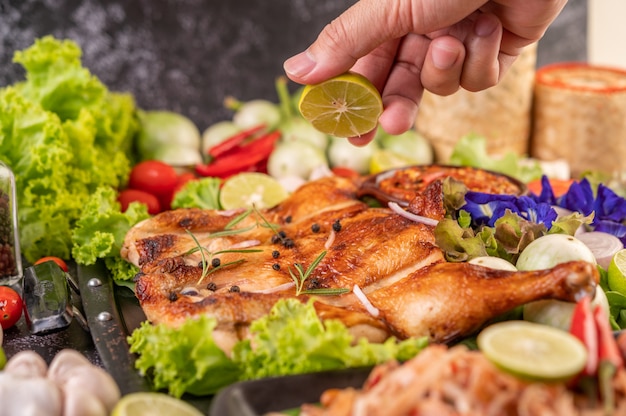 Pollo a la parrilla en el plato con chile Ajo y espolvoreado con semillas de pimiento.