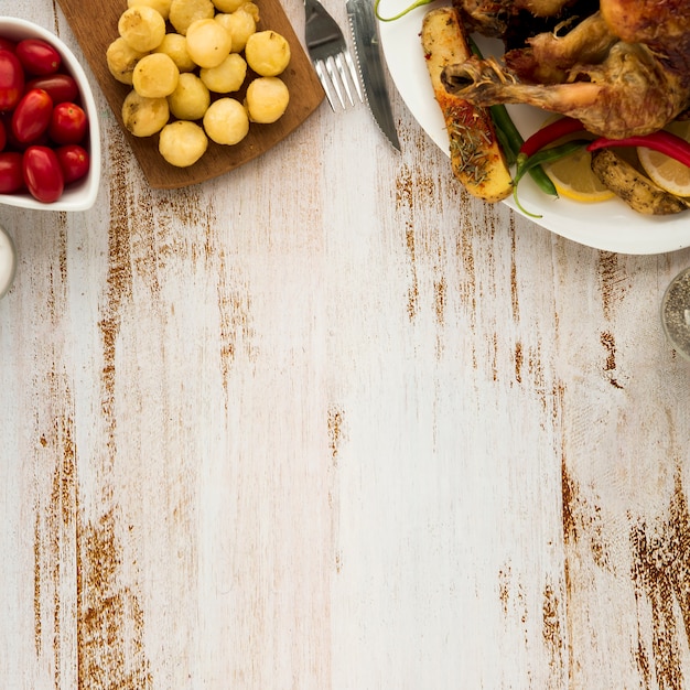 Pollo a la parrilla servido con verduras para la cena.