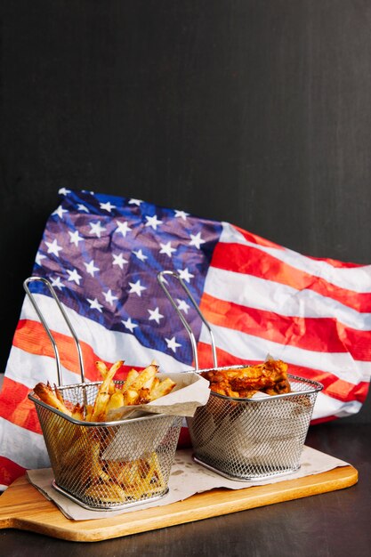 Pollo y patatas fritas en frente de bandera americana