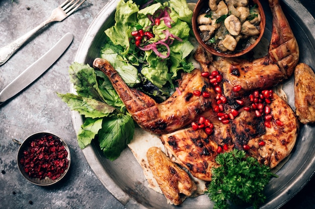 Pollo a la plancha con granada y champiñones