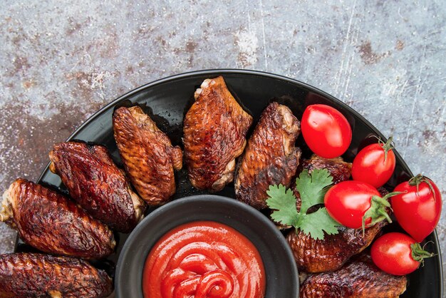 Pollo a la plancha con salsa de tomate y hojas de cilantro.