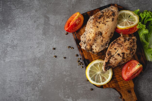 Pollo a la plancha sobre una tabla de cortar.