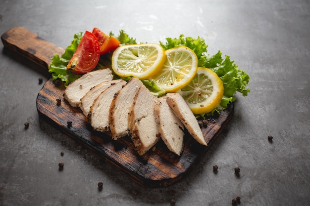 Pollo a la plancha sobre una tabla de cortar.