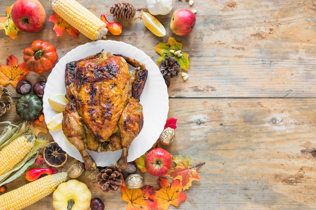 Foto gratuita pollo en plato entre diferentes verduras.