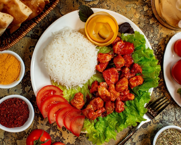 Foto gratuita pollo en salsa de tomate con arroz