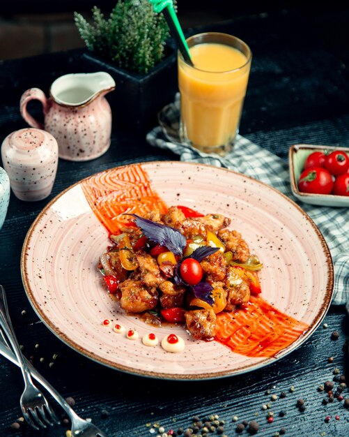 Pollo en salsa de tomate con pimientos de colores