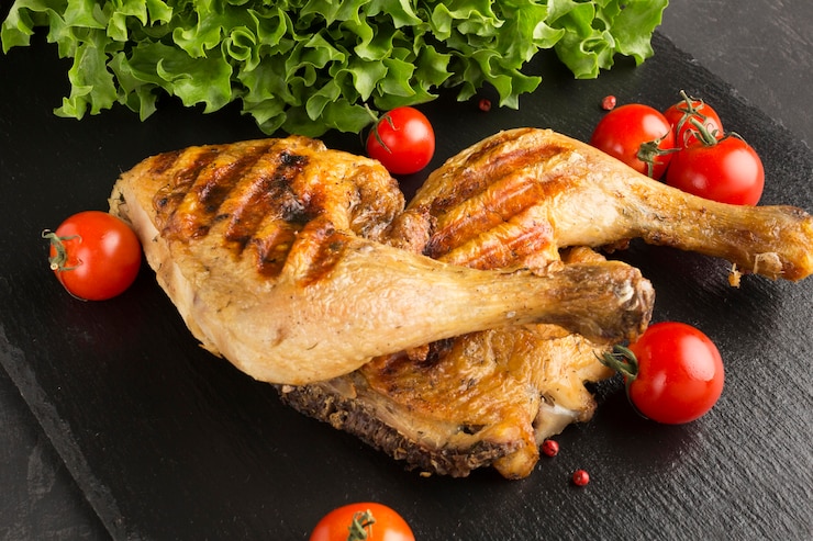 Foto gratuito pollo y tomates al horno de alto ángulo