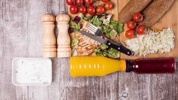 Pollo y tomates a la parrilla sanos y frescos sobre tablas de madera. Estilo de vida saludable