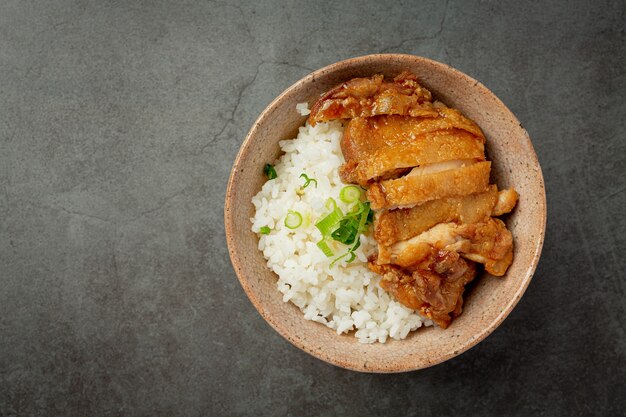 Pollo Toriyaki sobre superficie oscura