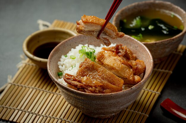 Pollo Toriyaki sobre superficie oscura