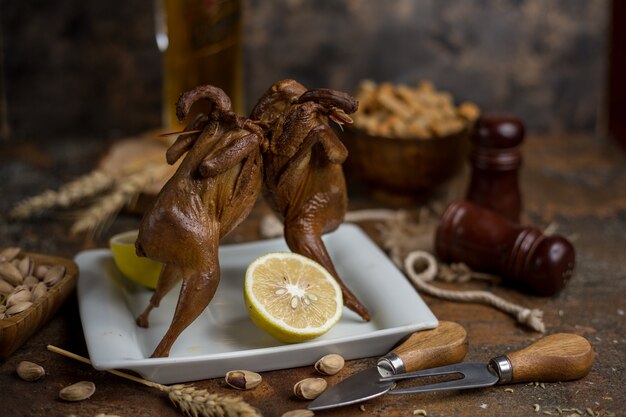 Pollos a la plancha con limón y pistacho.