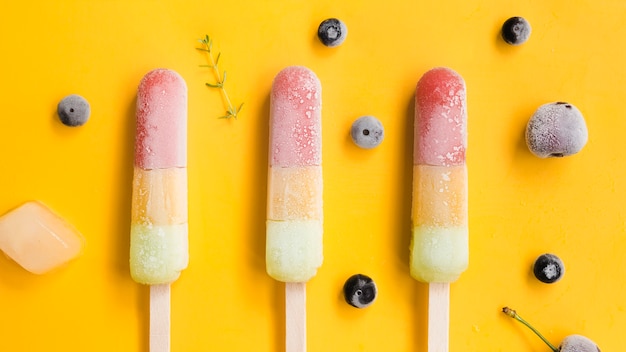 Foto gratuita polo de hielo de fruta tricolor