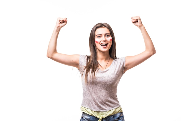 Polonia gana. La victoria, la felicidad y el gol gritan las emociones del aficionado al fútbol de la mujer de Polonia en el apoyo del juego del equipo nacional de Polonia sobre fondo blanco. Concepto de aficionados al fútbol.