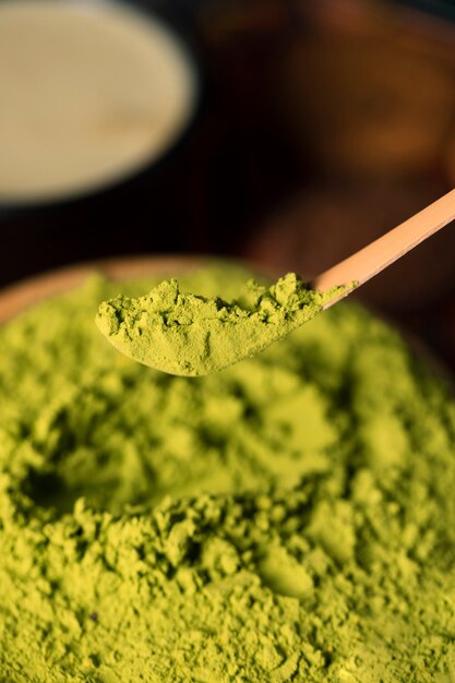 Polvo asiático verde de alto ángulo para té matcha