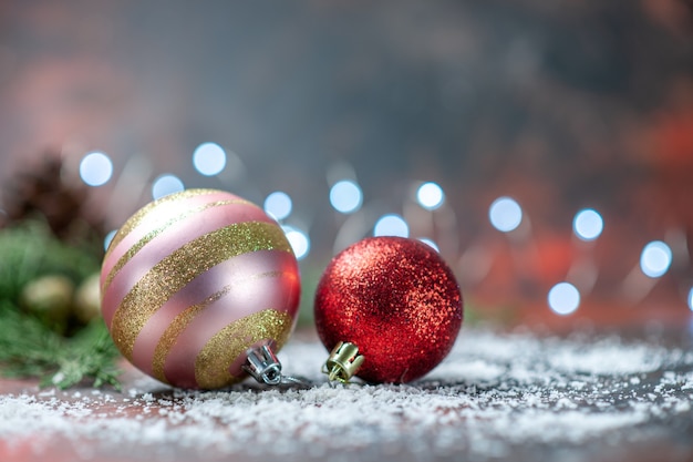 Polvo de coco de bolas de árbol de Navidad de vista frontal en el espacio libre oscuro