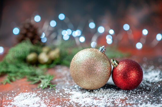 Polvo de coco de bolas de árbol de Navidad de vista frontal en luces de Navidad oscuras