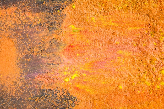 Polvo de colores naranja en la mesa