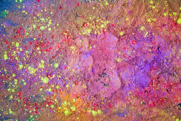 Polvo de colores púrpura en la mesa