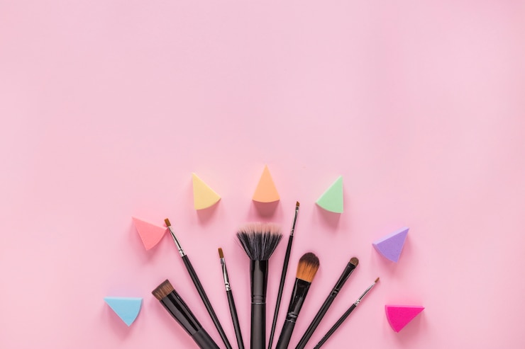 Foto gratuito polvos diferentes cepillos con sombras de ojos en mesa rosa