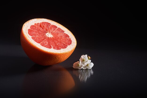 Pomelo aislado en un negro.