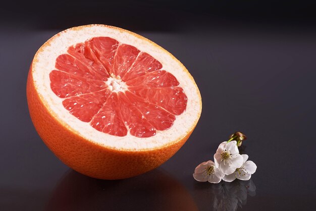 Pomelo aislado en un negro.