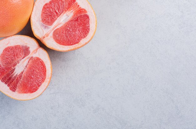 Pomelo aislado sobre fondo gris, trazado de recorte, profundidad de campo completa.