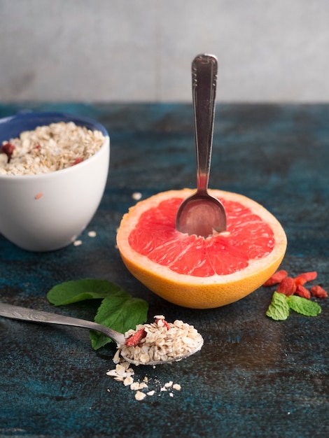 Foto gratuita pomelo con avena en la mesa