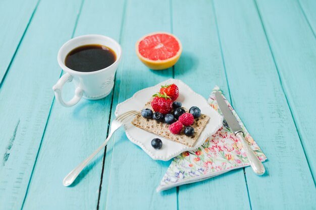 Pomelo, bayas y café