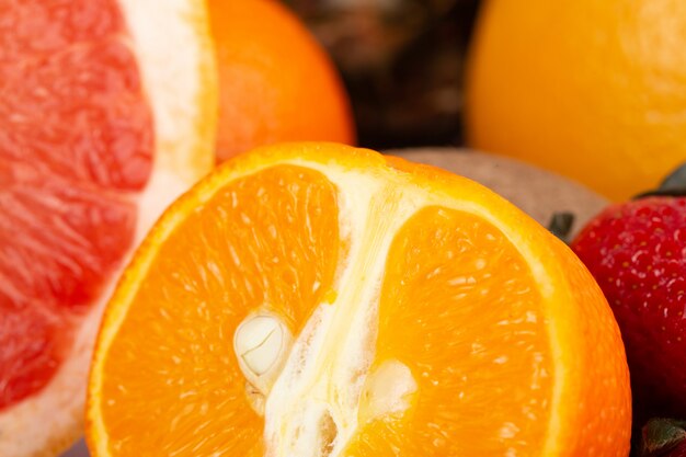 Pomelo y naranja coloridas frutas jugosas suaves aisladas