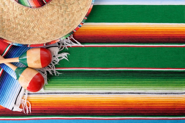 Poncho y sombrero mexicano